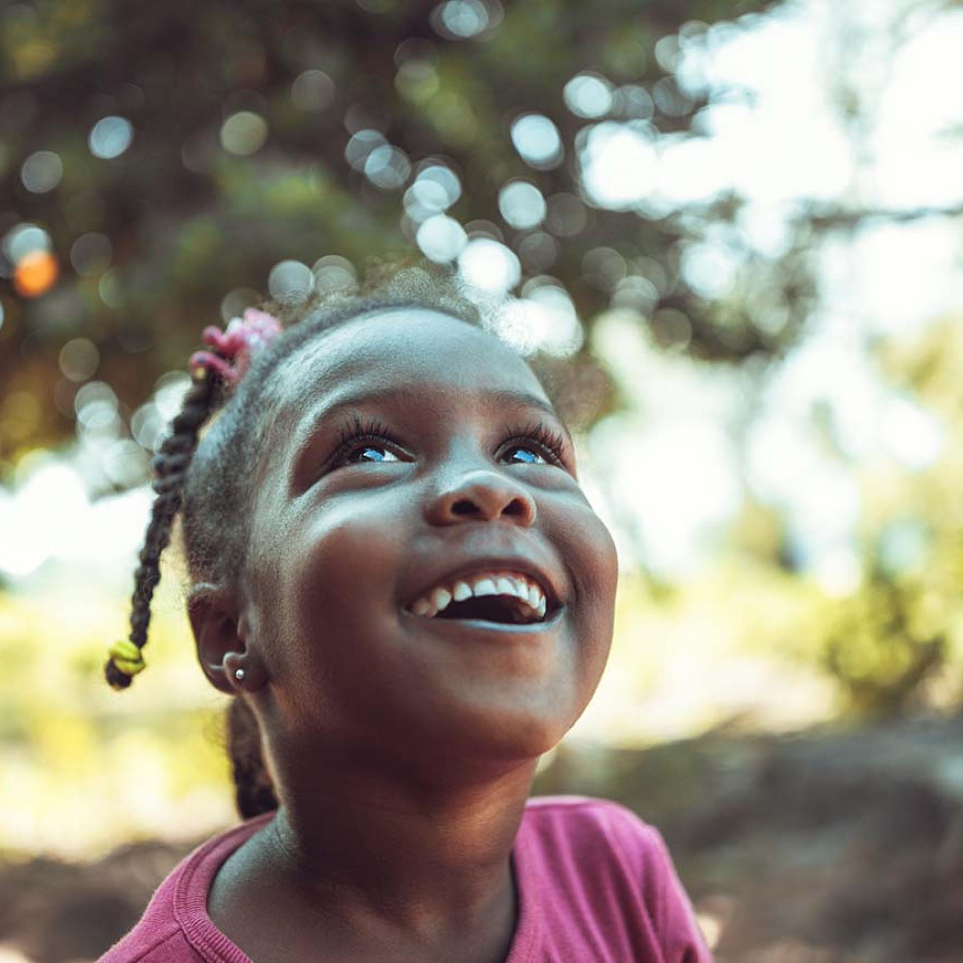 enfant regard en haut