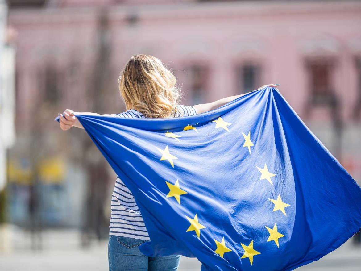 jeune ave drapeau europeen