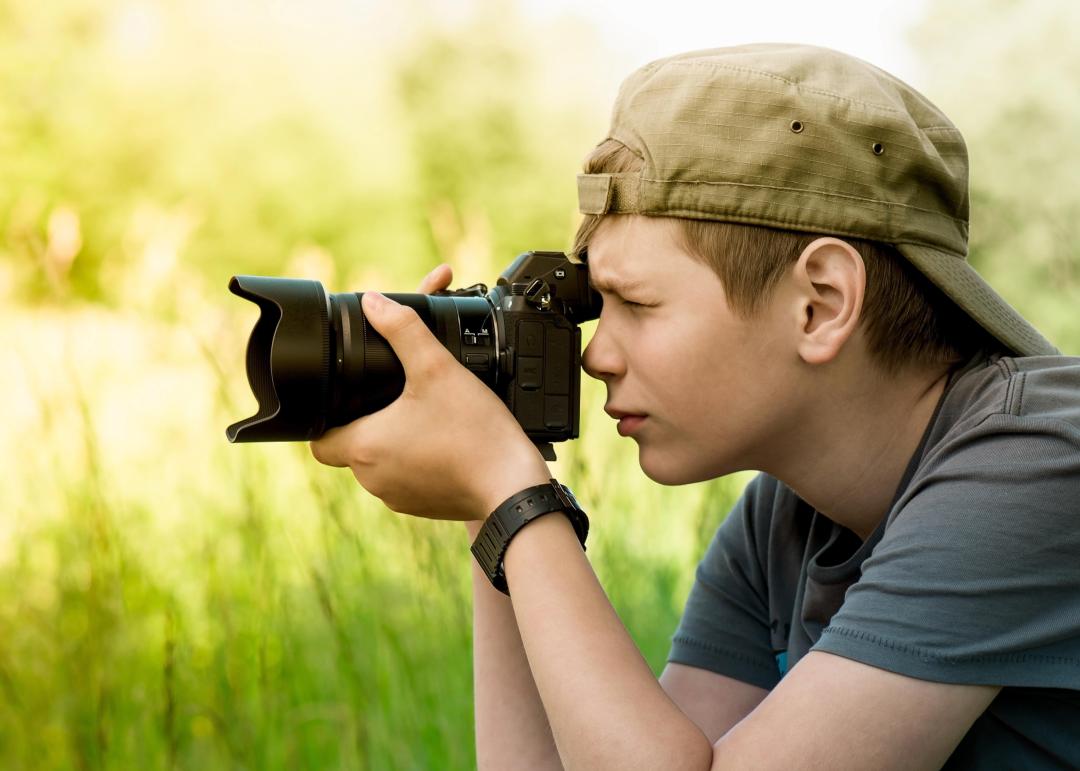 enfant prenant en photo la nature avec un appareil photo