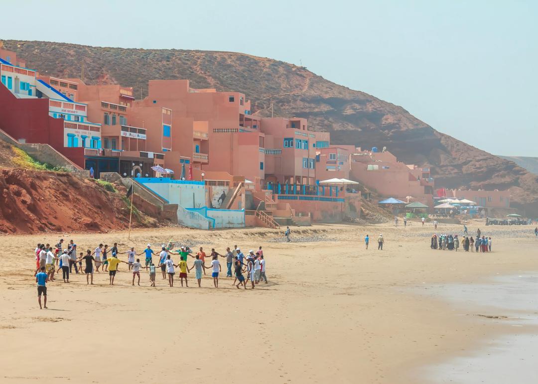 jeunes jouant à des jeux d'extérieur sur la plage